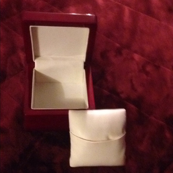 Cherry wood hinged watch box with leather pillow. - Picture 4 of 4